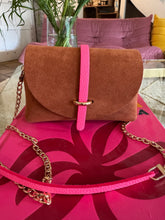 Charger l'image dans la galerie, Sac Bee by Sandra tout en daim et cuir rose fluo