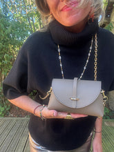 Upload image to gallery, SAC EN CUIR GRAINÉ TAUPE VICTORINE