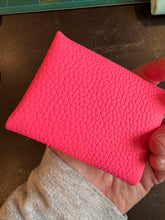 Charger l'image dans la galerie, Porte Monnaie Little Bee Rose Fluo