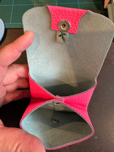Charger l'image dans la galerie, Porte Monnaie Little Bee Rose Fluo