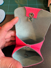 Charger l'image dans la galerie, Porte Monnaie Little Bee Rose Fluo