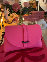 Charger l'image dans la galerie, Sac B en cuir grainé rose fluo Ali 💕💕💕💕🔥🔥🔥
