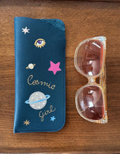 Upload image to gallery, Étui À Lunettes En Cuir Tu Me Fais Tourner La Tête