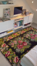 Charger et lire la vidéo dans la visionneuse de la Galerie, Tapis Moldave Vintage Victoire 4