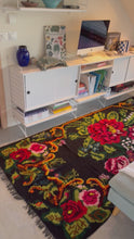 Charger et lire la vidéo dans la visionneuse de la Galerie, Tapis Moldave Vintage Victoire 3