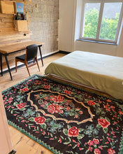 Charger l&#39;image dans la galerie, Tapis Moldave Vintage Room 1
