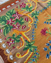 Charger l&#39;image dans la galerie, Tapis Moldave Vintage Back in the game 2
