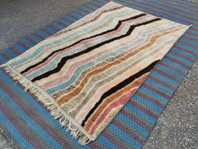 Charger l&#39;image dans la galerie, Tapis Mrirt Neuf Golden Rainbow
