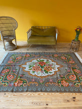 Charger l&#39;image dans la galerie, Tapis Moldave Vintage Dingue 5
