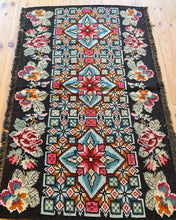 Charger l&#39;image dans la galerie, Tapis Moldave Vintage Back in the game 4
