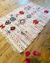 Charger l&#39;image dans la galerie, Tapis Boucherouite Neuf Tissé sur un Kilim Neuf Poésie 1
