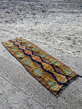 Charger l&#39;image dans la galerie, Tapis Azilal Vintage Folie 2
