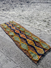 Charger l&#39;image dans la galerie, Tapis Azilal Vintage Folie 2
