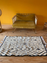 Charger l&#39;image dans la galerie, Tapis Béni Ouarain Neuf tissé sur un Kilim Neuf Cloches 6
