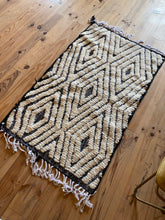 Charger l&#39;image dans la galerie, Tapis Béni Ouarain Neuf tissé sur un Kilim Neuf Cloches 6
