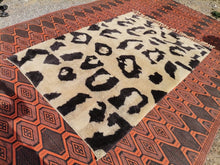 Charger l&#39;image dans la galerie, Tapis Mrirt Neuf Leopard
