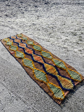 Charger l&#39;image dans la galerie, Tapis Azilal Vintage Folie 2
