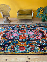 Charger l&#39;image dans la galerie, Très grand tapis Moldave à motif floral
