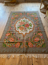 Charger l&#39;image dans la galerie, Tapis Moldave Vintage Dingue 5
