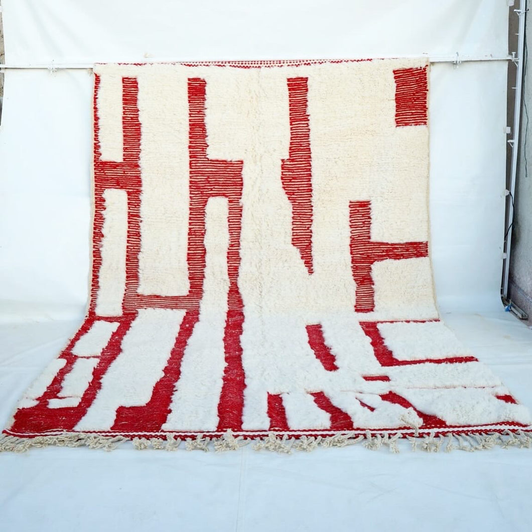 Tapis Béni Ouarain Neuf fait avec la laine soyeuse et luxueuse des Mrirts Neufs tissé sur un Kilim Neuf Red Carpet