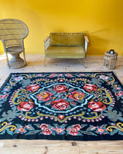 Charger l&#39;image dans la galerie, Tapis Moldave Vintage Back in the game 3
