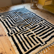 Charger l&#39;image dans la galerie, Tapis Béni Ouarain Neuf Labyrinthe Black and White
