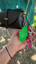 Charger l&#39;image dans la galerie, Sac Bee By Sandra En cuir version Croco Noir et Son Pimp ton Bee Vitaminé 💚
