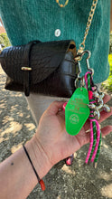 Charger l&#39;image dans la galerie, Sac Bee By Sandra En cuir version Croco Noir et Son Pimp ton Bee Vitaminé 💚

