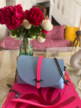 Charger l&#39;image dans la galerie, Sac Bee by Sandra tout en cuir lavande bleu et rose fluo 💕
