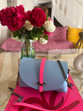 Charger l&#39;image dans la galerie, Sac Bee by Sandra tout en cuir lavande bleu et rose fluo 💕

