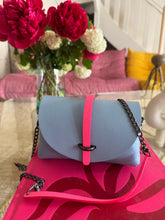 Charger l&#39;image dans la galerie, Sac Bee by Sandra tout en cuir lavande bleu et rose fluo 💕
