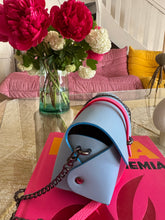 Charger l&#39;image dans la galerie, Sac Bee by Sandra tout en cuir lavande bleu et rose fluo 💕
