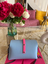 Charger l&#39;image dans la galerie, Sac Bee by Sandra tout en cuir lavande bleu et rose fluo 💕
