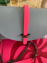 Charger l&#39;image dans la galerie, Sac Bee by Sandra tout en cuir lavande bleu et rose fluo 💕
