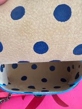 Charger l&#39;image dans la galerie, Sac Bee by Sandra tout en cuir lavande bleu et rose fluo 💕
