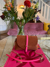 Charger l&#39;image dans la galerie, Sac Bee by Sandra tout en daim et cuir rose fluo
