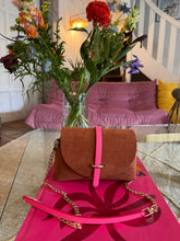 Charger l&#39;image dans la galerie, Sac Bee by Sandra tout en daim et cuir rose fluo
