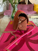 Charger l&#39;image dans la galerie, Sac Bee by Sandra tout en daim et cuir rose fluo
