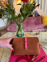 Charger l&#39;image dans la galerie, Sac Bee by Sandra tout en daim et cuir rose fluo

