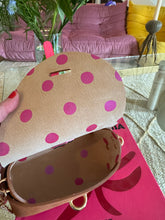 Charger l&#39;image dans la galerie, Sac Bee by Sandra tout en daim et cuir rose fluo
