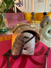 Charger l&#39;image dans la galerie, Sac Bee By Sandra tout en cuir croco doré 💫
