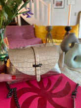 Charger l&#39;image dans la galerie, Sac Bee By Sandra tout en cuir croco doré 💫
