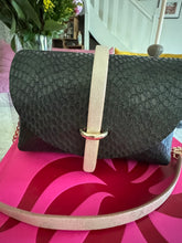 Charger l&#39;image dans la galerie, Sac Bee By Sandra En Cuir Version Serpent Vert 💚
