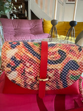Charger l&#39;image dans la galerie, Sac Bee By Sandra Cuir version serpent hologramme Vasarely In Love ❤️
