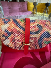 Charger l&#39;image dans la galerie, Sac Bee By Sandra Cuir version serpent hologramme Vasarely In Love ❤️
