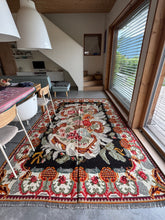 Charger l&#39;image dans la galerie, Tapis Moldave Frida
