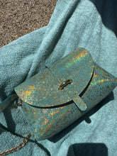 Charger l&#39;image dans la galerie, Sac Bee By Sandra en cuir version terrazzo or bleu mint Tequila Sunset 🩵🩵🔥🔥🔥
