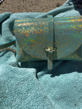 Charger l&#39;image dans la galerie, Sac Bee By Sandra en cuir version terrazzo or bleu mint Tequila Sunset 🩵🩵🔥🔥🔥
