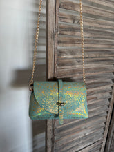 Charger l&#39;image dans la galerie, Sac Bee By Sandra en cuir version terrazzo or bleu mint Tequila Sunset 🩵🩵🔥🔥🔥

