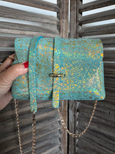 Charger l&#39;image dans la galerie, Sac Bee By Sandra en cuir version terrazzo or bleu mint Tequila Sunset 🩵🩵🔥🔥🔥
